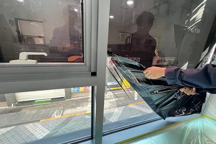 관악 전시관 내부 창문단열필름 시공 근접 모습