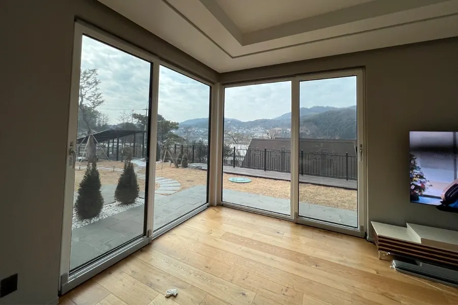 단독주택 창가 창문단열필름 시공 모습