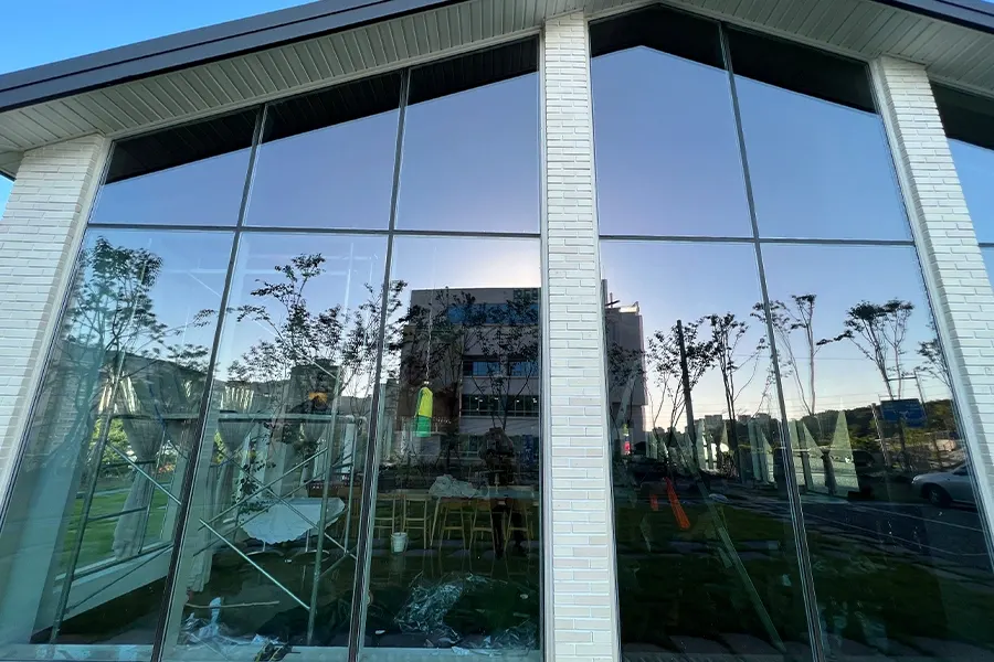 남양주 카페 창가 좌석 창문단열필름 시공 모습