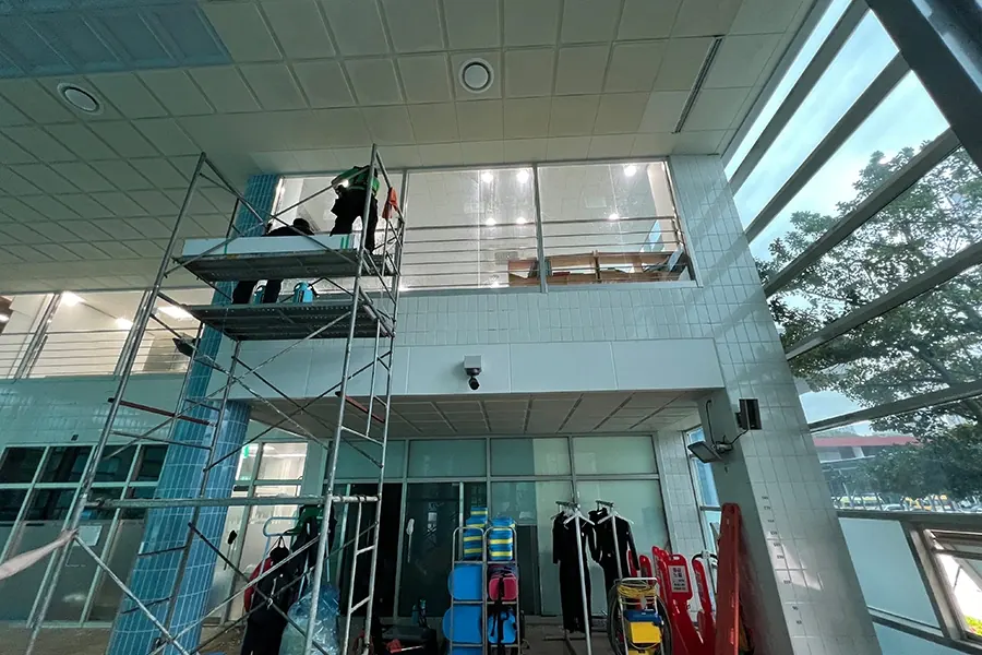 체육센터 통유리 창문단열필름 시공 장면
