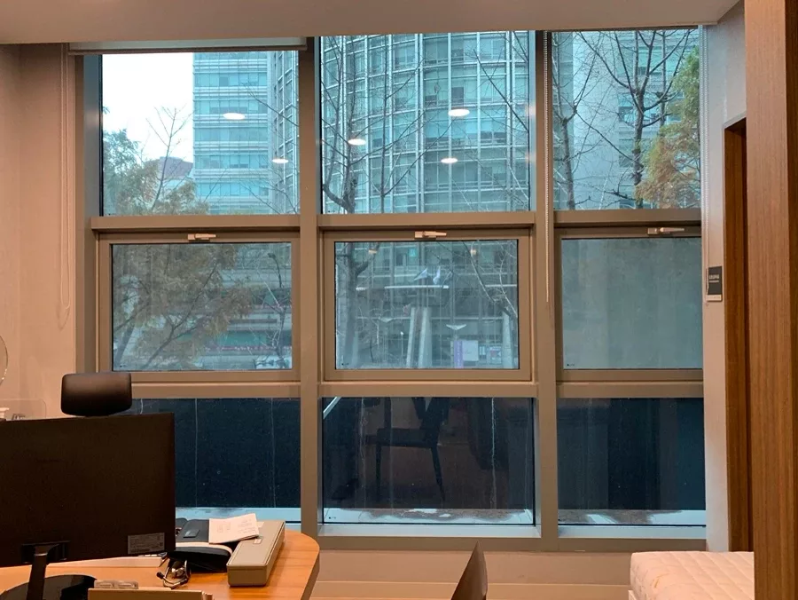 서울 내과 창문단열필름 시공 후 대기실 환경