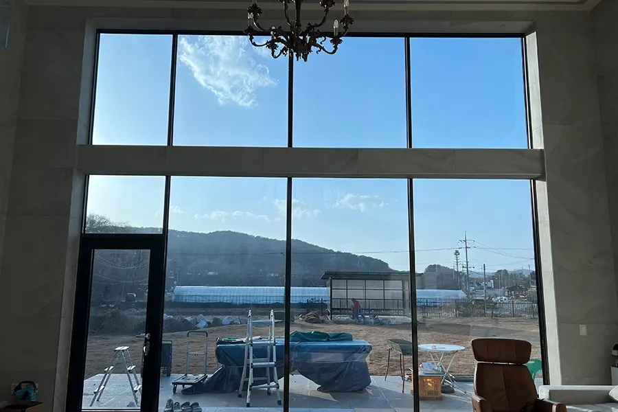 안양 전원주택 창가 창문단열필름 시공 근접 모습