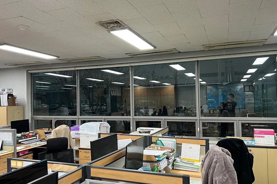 사무동 통유리 창문단열필름 시공 전경