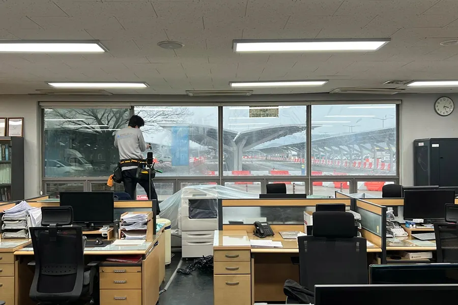 사무동 외관 창문단열필름 시공 완료 모습