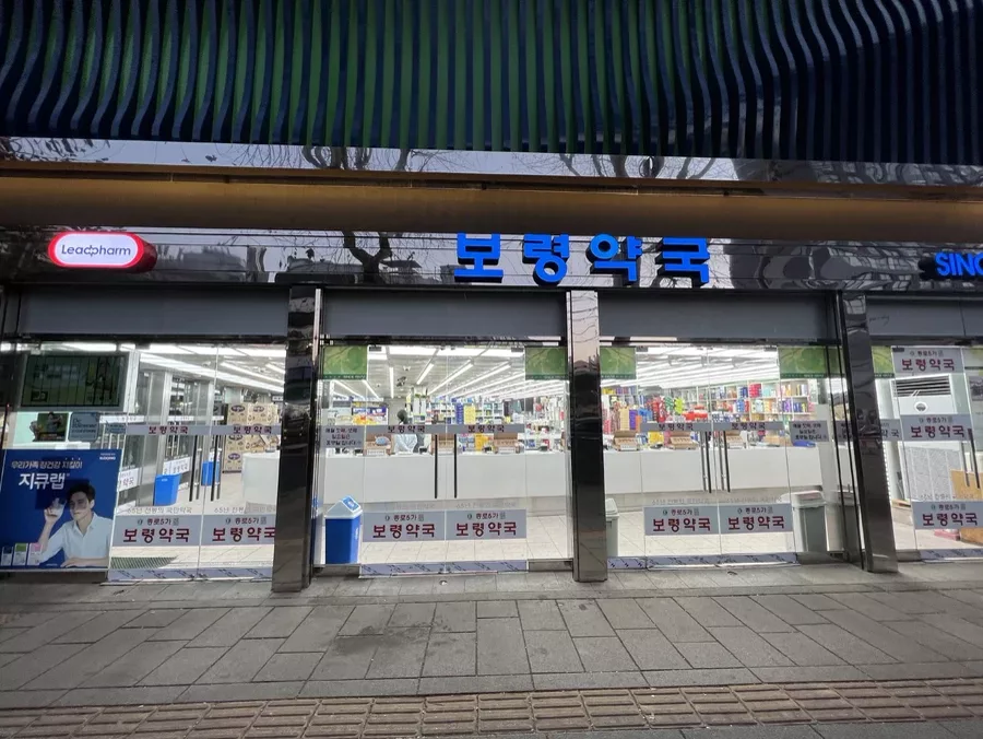 종로 약국 창문단열필름 시공 후 매장 환경
