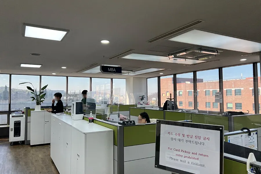통유리창으로 둘러싸인 사무실 내부 시공 전 모습