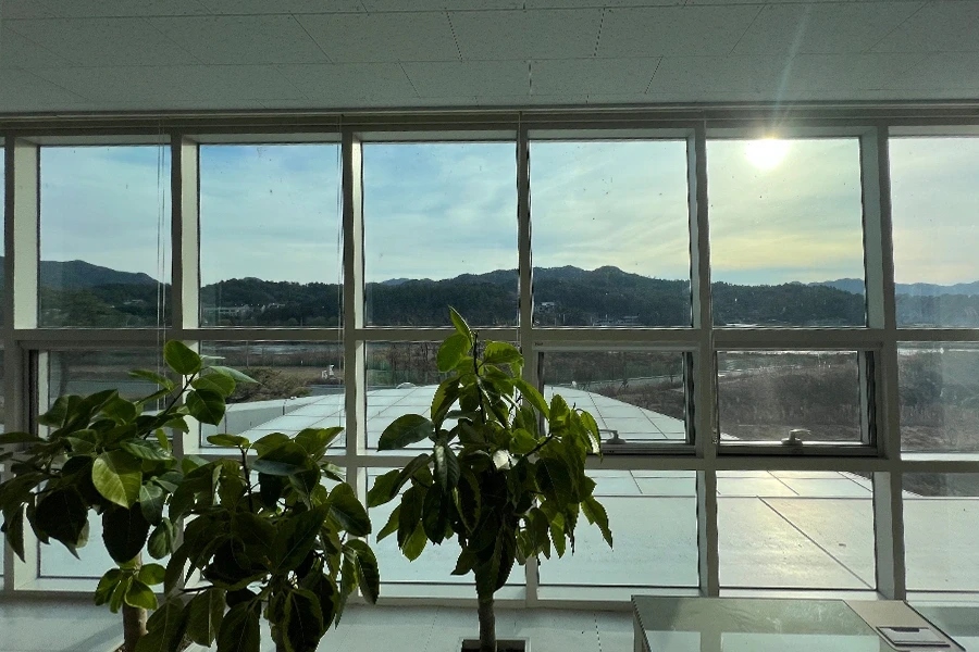사무동 통유리창 창문단열필름 시공 완료 모습
