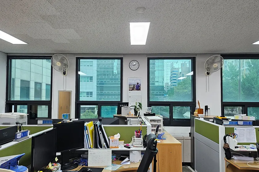 사무공간 통유리창 창문단열필름 시공 완료 전경