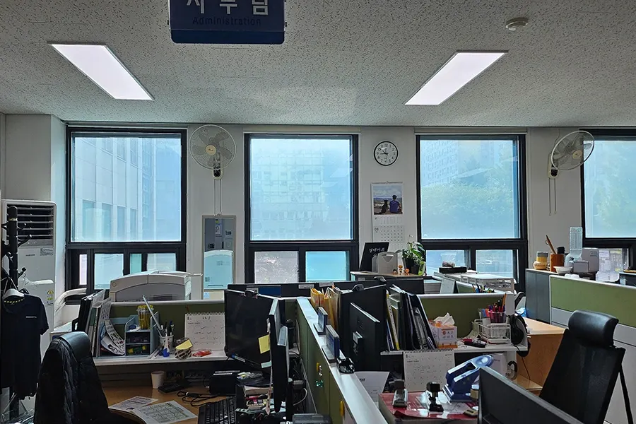 행정팀 사무실 창가 창문단열필름 시공 마감 모습