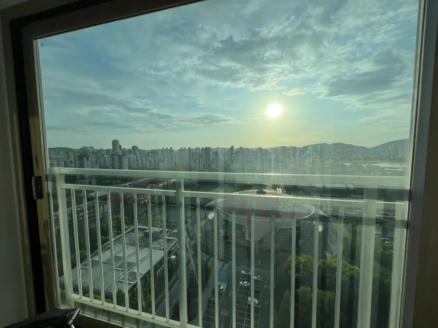 고층 아파트 발코니 통창 창문단열필름 시공 후 전경