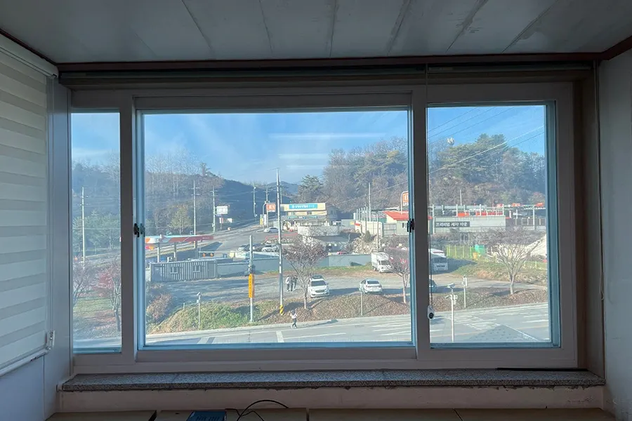 공공시설 통유리창 창문단열필름 시공 마감 모습