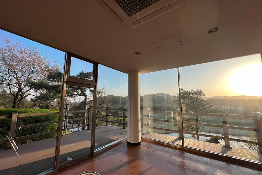대면적 유리창 내부 채광 창문단열필름 시공 후 모습