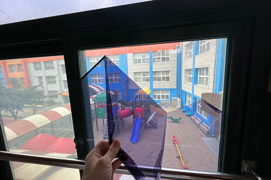 창문단열필름 부착 시공 장면