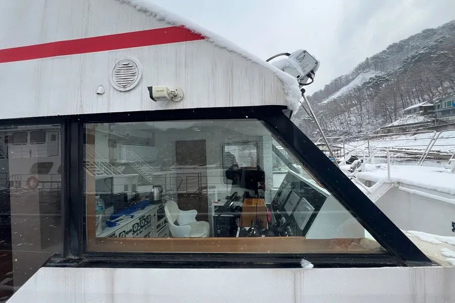 조타실 통유리창 창문단열필름 시공 완료 전경